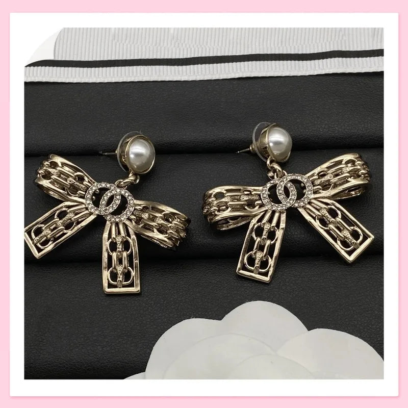 New Niche Design Hollow Pearl Earrings Fashionable Versatile Stud Earrings High-end Temperament Earrings Women