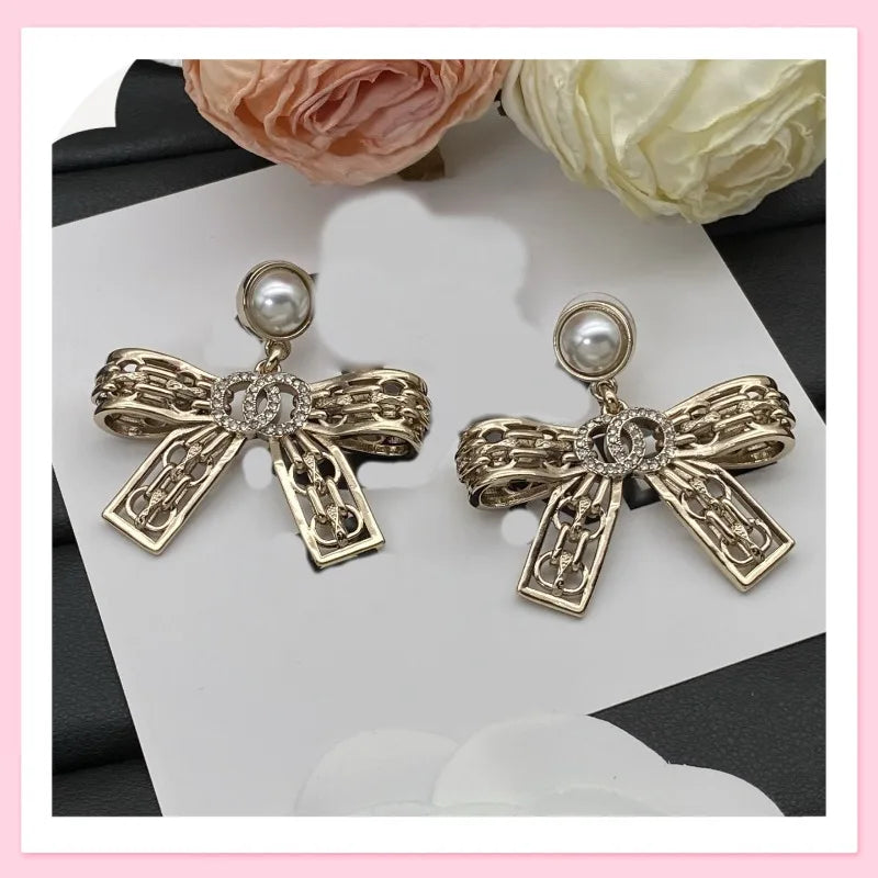New Niche Design Hollow Pearl Earrings Fashionable Versatile Stud Earrings High-end Temperament Earrings Women