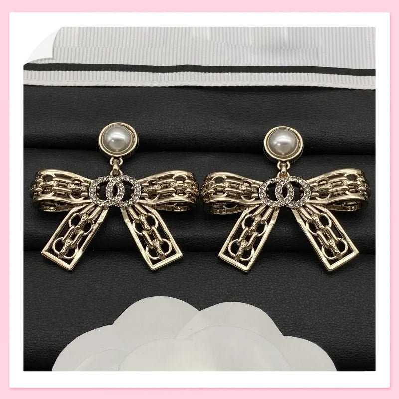 New Niche Design Hollow Pearl Earrings Fashionable Versatile Stud Earrings High-end Temperament Earrings Women